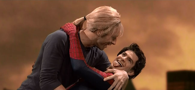 Amazing Spider-Man French kisses Cold Play on Saturday Night Live SNL (Chris Martin and Andrew Garfield)