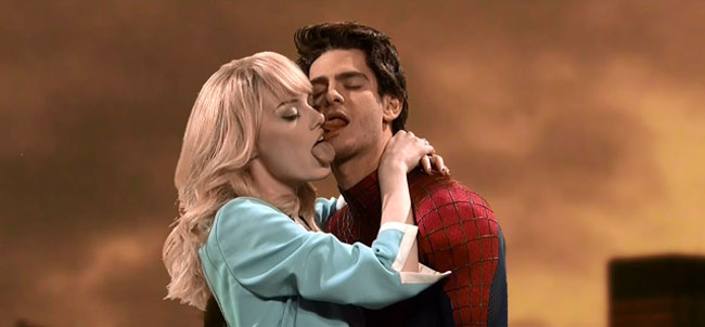 Amazing Spider-Man French kisses Gwen Stacy on Saturday Night Live